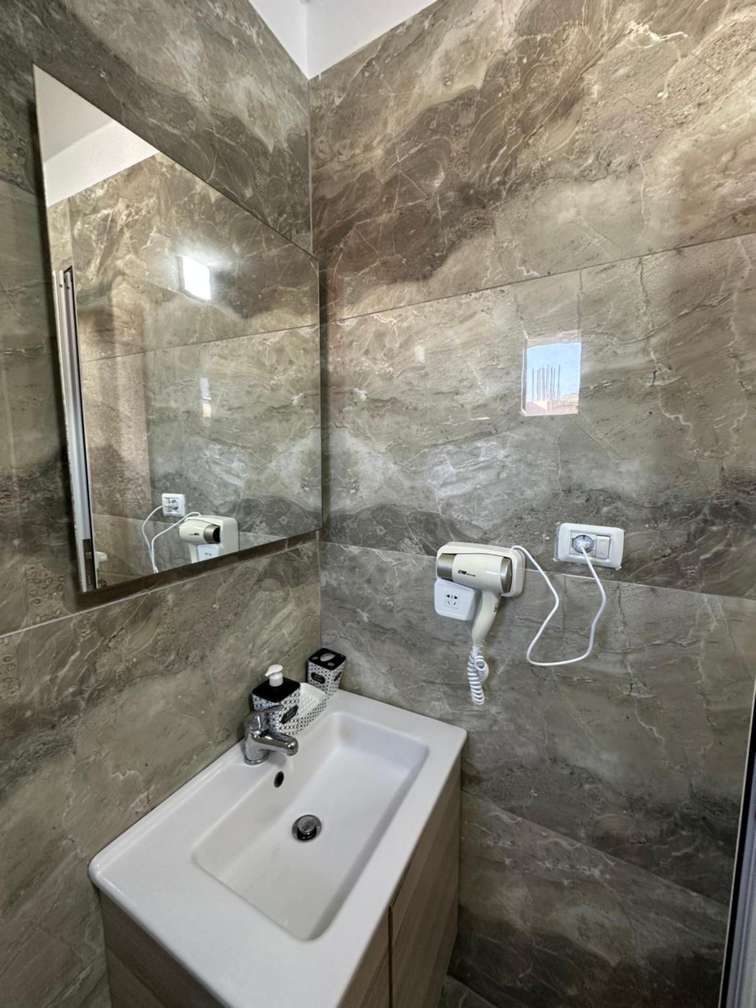 Jona Rooms Himare Exterior foto